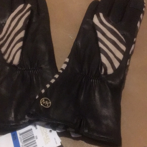 Brand New Michael Kors gloves - Picture 3 of 7